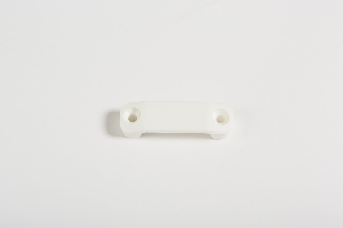 Hihnakiinnike 25 mm, muovinen, musta ja valkoinen